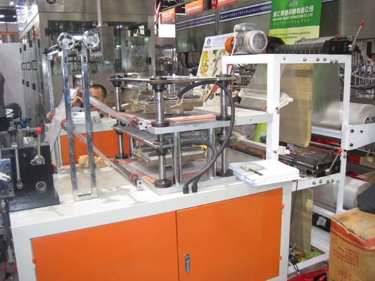 China De dubbele Handschoen die van het Lagenpolyethyleen Machine, Plastic scherpe machines maken leverancier